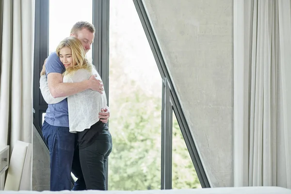 Happy Young Woman Love Hugging Her Boyfriend — Stockfoto