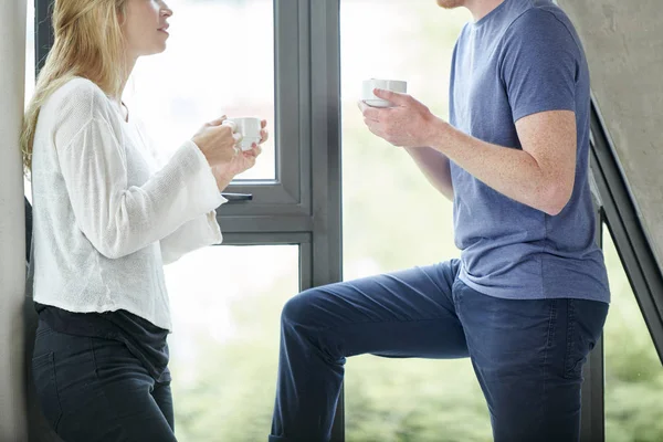 Bijgesneden Beeld Van Praten Paar Met Koffie Kopjes — Stockfoto