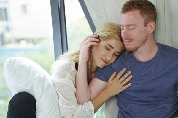 Mulher Raça Mista Muito Jovem Dormindo Ombro Seu Namorado Bonito — Fotografia de Stock