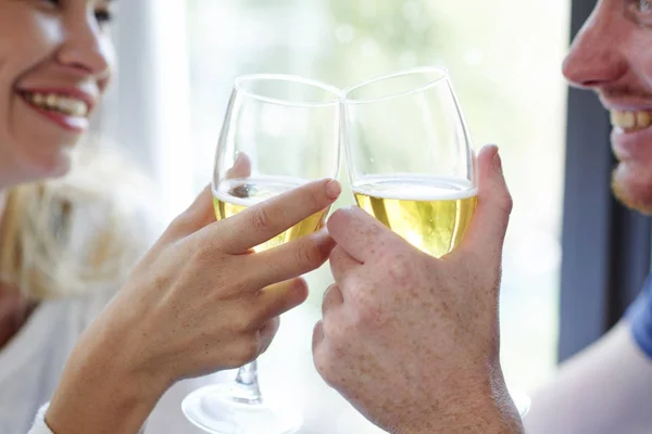 Mani Positivo Giovane Uomo Donna Bere Vino Gustoso Data Romantica — Foto Stock