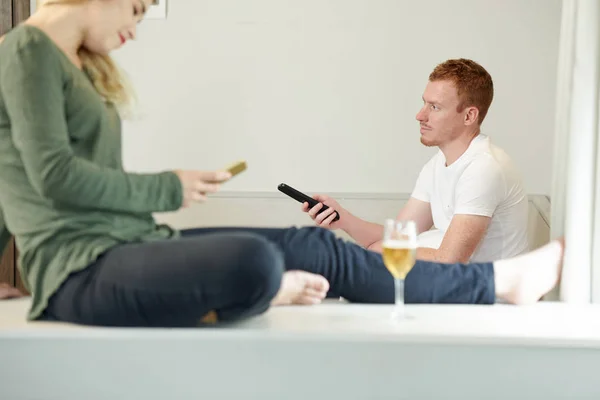 Junger Mann Wechselt Mit Fernbedienung Die Kanäle Fernsehen Wenn Seine — Stockfoto