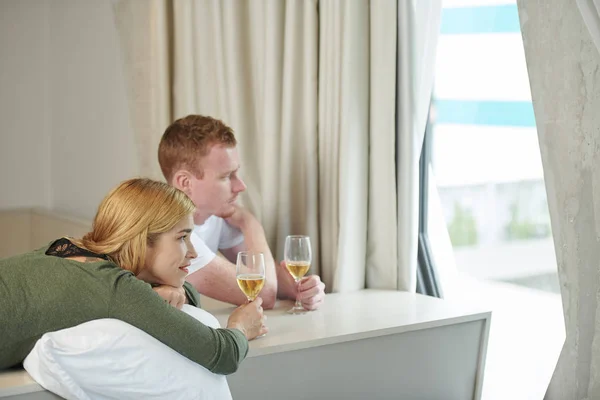 Vriend Vriendin Rusten Thuis Wijn Drinken Door Raam Kijken — Stockfoto