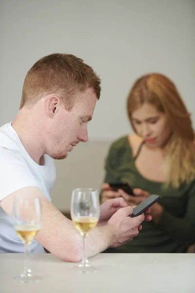 Schöner Junger Mann Und Seine Freundin Texten Anstatt Sich Bei — Stockfoto