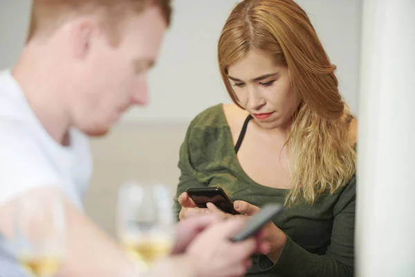 Serieuze Jonge Mixed Race Vrouw Texting Vriend Het Controleren Van — Stockfoto