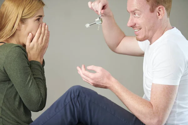 Joyeux Jeune Homme Donnant Les Clés Appartement Petite Amie Étonnée — Photo