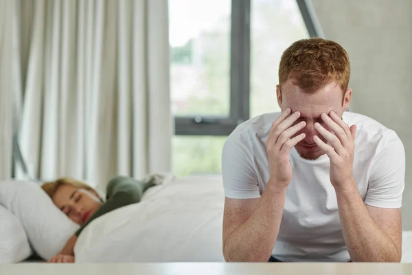 Stresli Genç Adam Yatağının Kenarında Oturan Eşi Uyurken Elleriyle Yüz — Stok fotoğraf