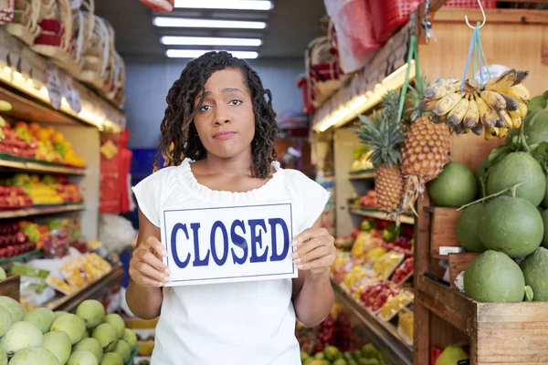 Triste Joven Negra Cerrando Tienda Comestibles Sin Clientes Dentro —  Fotos de Stock