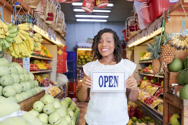 Feliz Emocionado Joven Mujer Negra Con Letrero Abriendo Tienda Comestibles —  Fotos de Stock