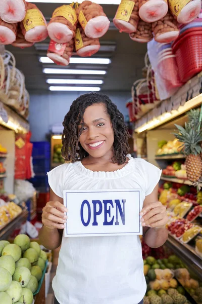 Retrato Joven Feliz Sonriente Pie Tienda Frutas Verduras Con Letrero —  Fotos de Stock