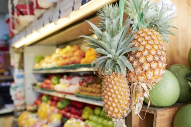 Olgun ananas bakkal meyve ve sebze ile ekranda asılı