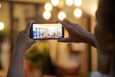 Kadın butik sahibinin evinin fotoğrafını çekerek açılışı hazırladı