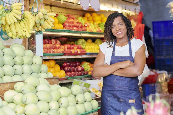 スーパーマーケットで働く幸せな若い黒人女性の肖像 — ストック写真