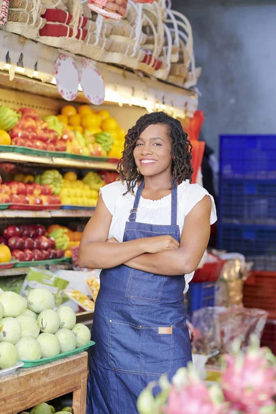 Mujer Joven Bastante Sonriente Pie Los Estantes Con Frutas Frescas —  Fotos de Stock