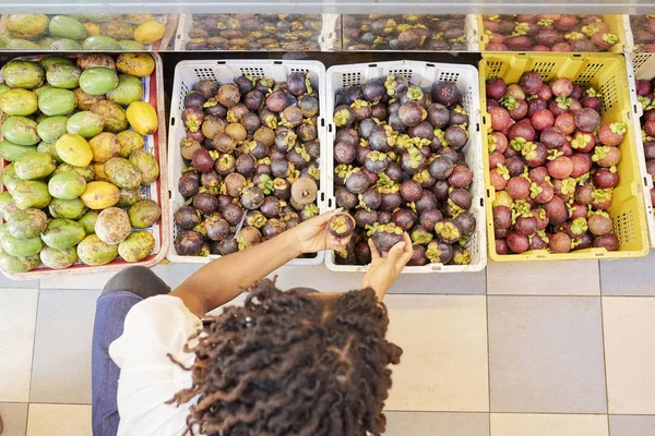 Vrouwelijke Klant Kiezen Grond Aubergines Van Doos Supermarkt Uitzicht Vanaf — Stockfoto