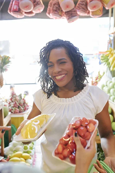 Joven Mujer Negra Alegre Comprando Frutas Bayas Mercado Local —  Fotos de Stock