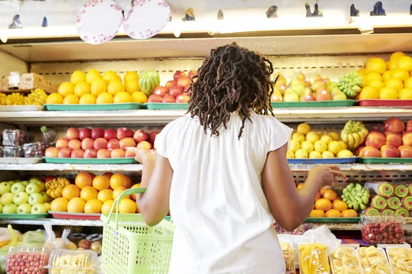 Запутавшаяся Молодая Женщина Смотрит Полки Супермаркетов Множеством Фруктов Ягод — стоковое фото