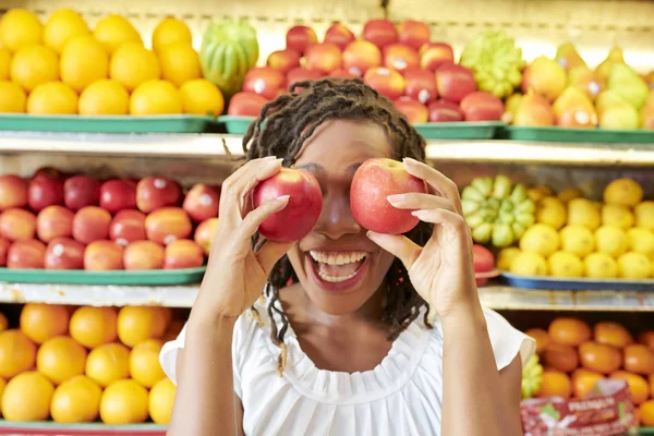 Feliz Excitada Joven Negra Sosteniendo Manzanas Frescas Maduras Delante Sus —  Fotos de Stock