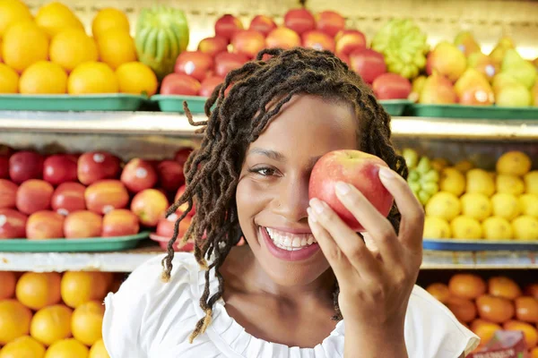 Rostro Del Hermoso Supermercado Joven Cliente Femenino Sosteniendo Manzana Roja —  Fotos de Stock