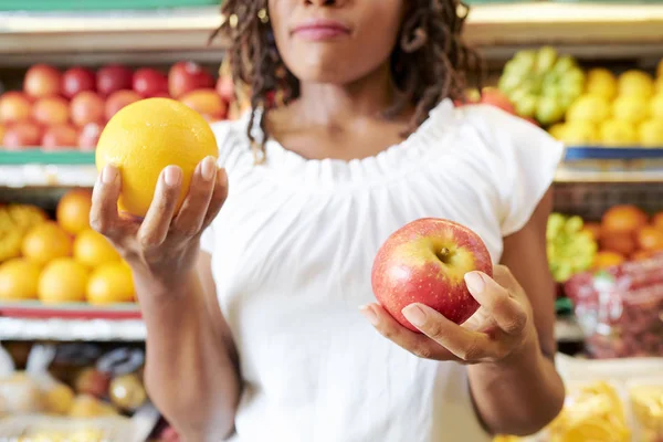 Jovem Mulher Escolhendo Entre Maçã Laranja Fazer Compras Supermercado — Fotografia de Stock