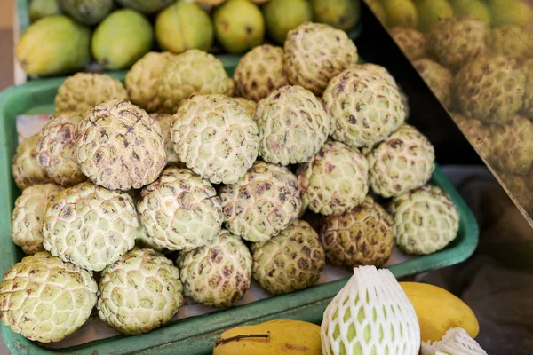 Süpermarket Veya Gıda Pazarında Taze Olgun Cherimoya Meyve Kutusu — Stok fotoğraf