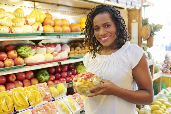 Retrato Alegre Sorridente Jovem Mulher Comprando Tigela Plástico Frutas Deliciosas — Fotografia de Stock