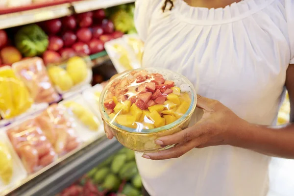 一碗水果和浆果沙拉在超市女顾客手中 — 图库照片