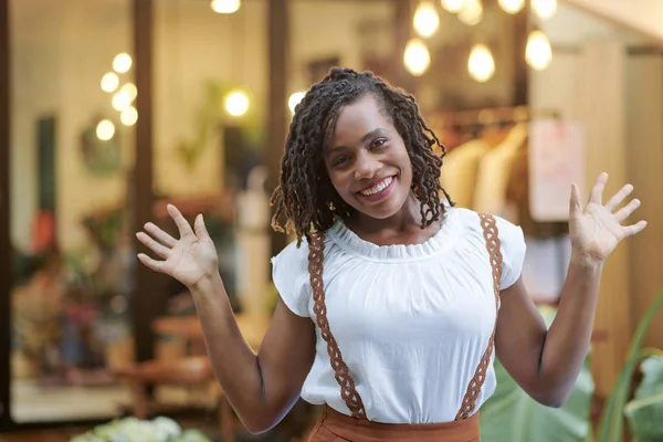 Alegre Joven Emocionada Pie Frente Tienda Anunciando Venta Temporada — Foto de Stock