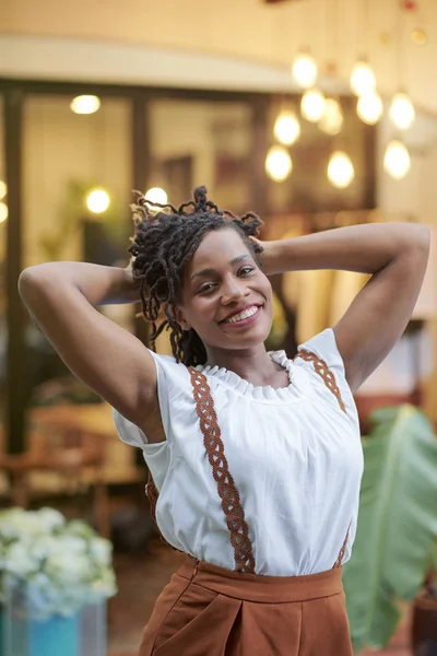 Retrato Mujer Atractiva Joven Estirándose Después Estirarse Todo Día — Foto de Stock