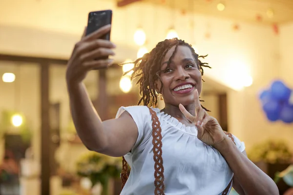 Feliz Joven Hermosa Mujer Negra Tomando Selfie Teléfono Inteligente — Foto de Stock