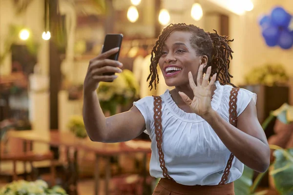 Mujer Alegre Bastante Joven Saludando Con Mano Cuando Las Videollamadas — Foto de Stock