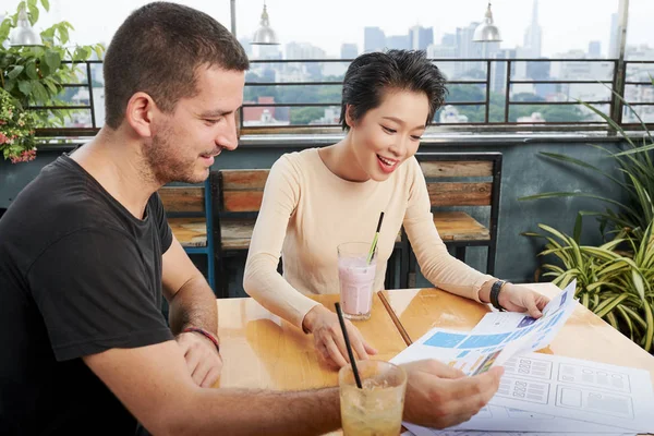 Junge Asiatische Geschäftsfrau Hält Dokument Und Lächelt Und Diskutiert Mit — Stockfoto