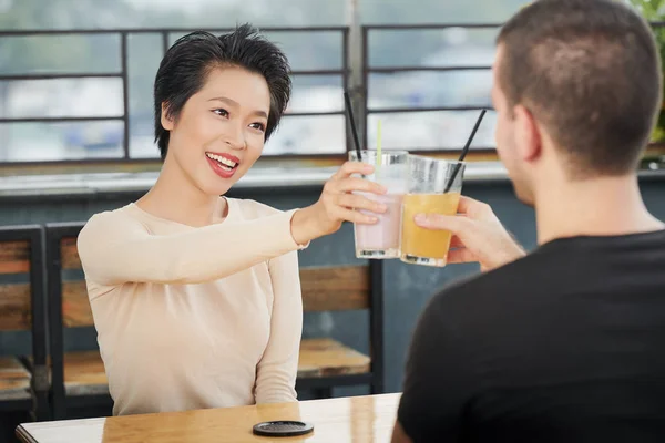 Asiática Joven Sosteniendo Vaso Con Cóctel Sin Alcohol Sonriendo Tostando —  Fotos de Stock