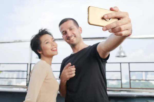Smiling Young Man Holding Mobile Phone Posing Together His Girlfriend — Stock Photo, Image