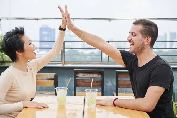 Feliz Joven Pareja Dando Chocar Los Cinco Entre Mientras Sienta — Foto de Stock