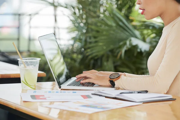 Nahaufnahme Einer Jungen Frau Die Mit Notizblock Und Kalter Limonade — Stockfoto