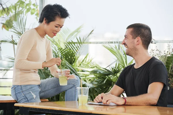 Jovem Casal Multiétnico Sentado Mesa Bebendo Limonada Conversando Uns Com — Fotografia de Stock