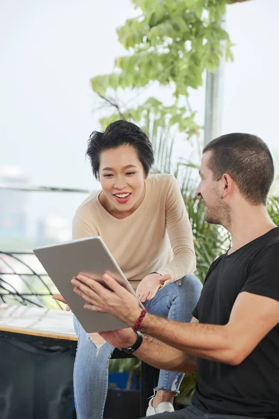 Ung Man Håller Digital Tablett Och Visar Något Den För — Stockfoto