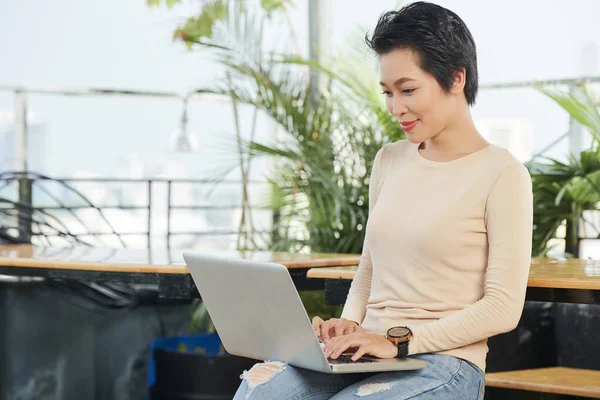 Asian Młody Kobieta Siedzący Ławce Laptop Jej Kolana Pisanie Wolnym — Zdjęcie stockowe