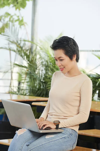 Asian Młody Kobieta Casual Odzież Siedzący Laptop Komputer Jej Kolana — Zdjęcie stockowe