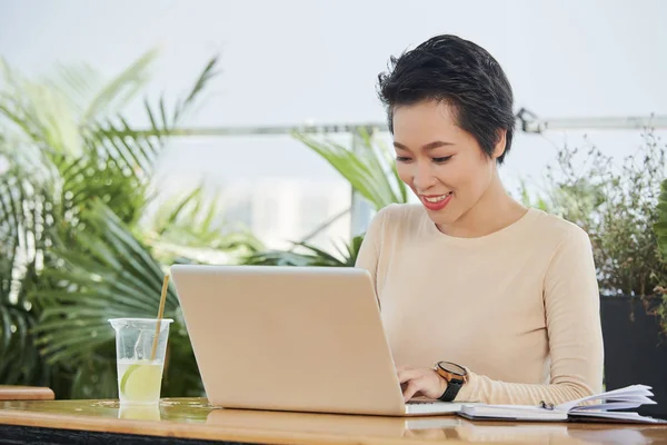 Asian Młody Businesswoman Siedzący Przy Tabela Wpisanie Laptop Komputer Uśmiechnięty — Zdjęcie stockowe