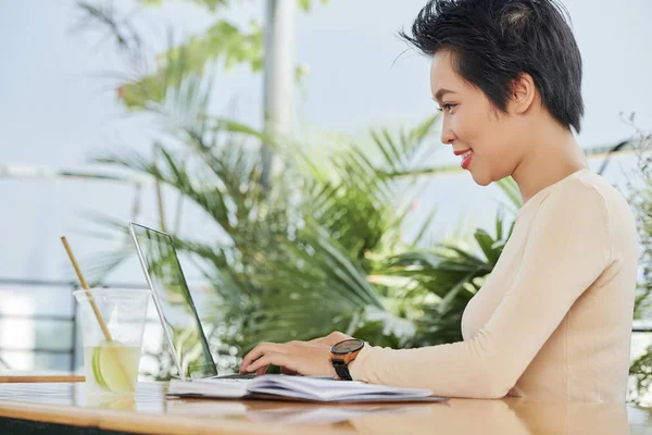 Asiatische Schöne Frau Arbeitet Online Auf Laptop Computer Sie Sitzt — Stockfoto