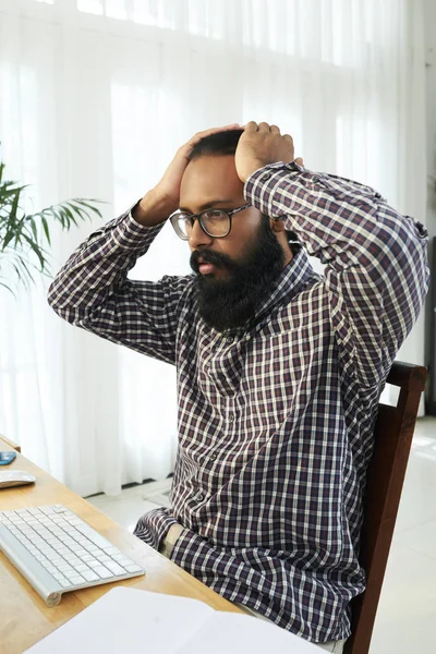 Africano Barbudo Homem Sentado Mesa Frente Computador Segurando Cabeça Com — Fotografia de Stock