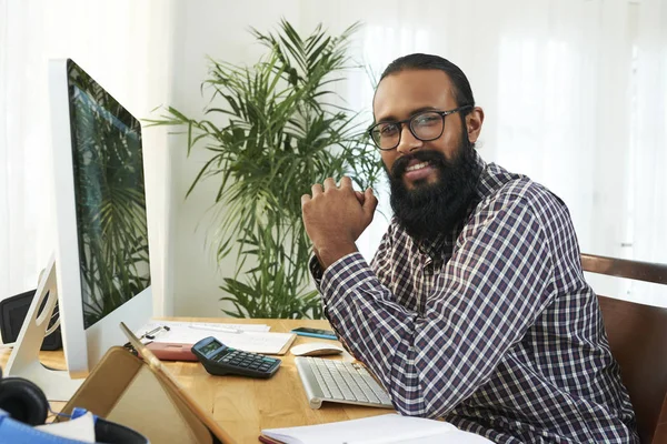 Retrato Del Programador Barbudo Anteojos Sentado Lugar Trabajo Frente Monitor — Foto de Stock