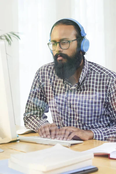 Serieuze Bebaarde Zakenman Casual Kleding Brillen Hoofdtelefoons Zittend Aan Tafel — Stockfoto