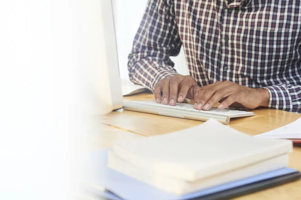 Primer Plano Del Joven Con Camisa Cuadros Sentado Mesa Escribiendo —  Fotos de Stock