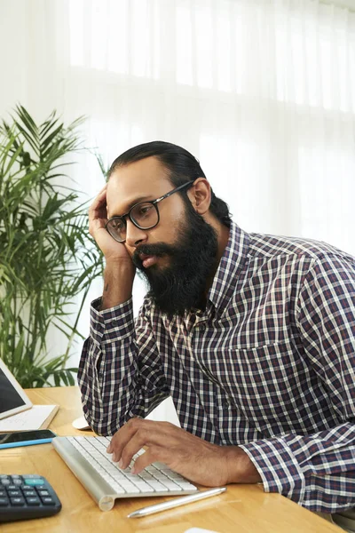 Empresário Barbudo Cansado Óculos Trabalhando Mesa Teclado Computador Escritório — Fotografia de Stock