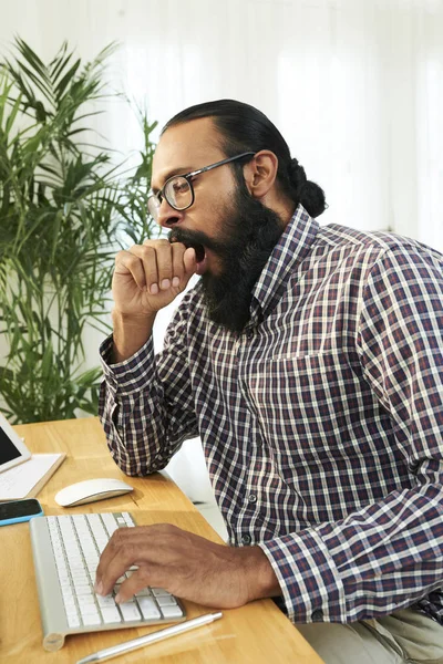 Barbudo Jovem Gerente Bocejando Enquanto Digita Teclado Computador Mesa Escritório — Fotografia de Stock