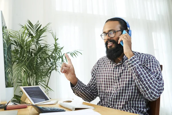 Leende Skäggiga Kontorsarbetare Glasögon Och Casual Skjorta Sitter Sin Arbetsplats — Stockfoto