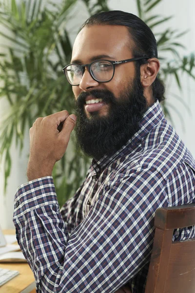 Retrato Hombre Barbudo Africano Camisa Cuadros Anteojos Sentados Mesa Sonriendo —  Fotos de Stock