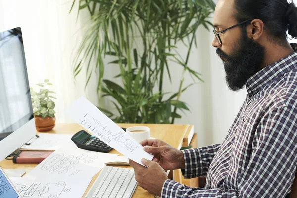 Serieuze Bebaarde Zakenman Zittend Kantoor Bureau Documenten Met Business Plan — Stockfoto